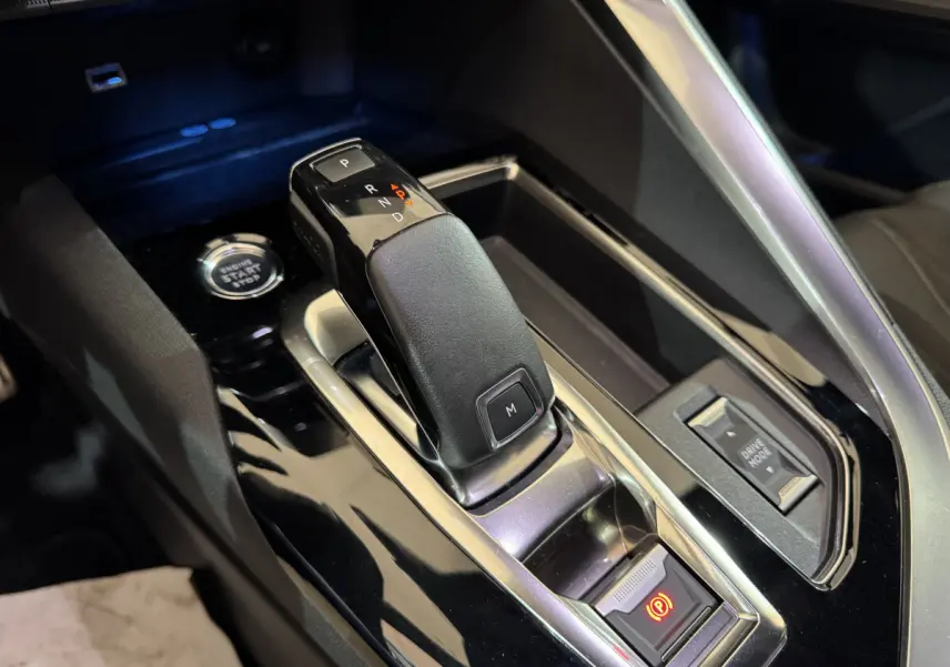 Le levier de boîte automatique noir et cuir du Peugeot 3008 GT 2021, vu en gros plan intérieur central.