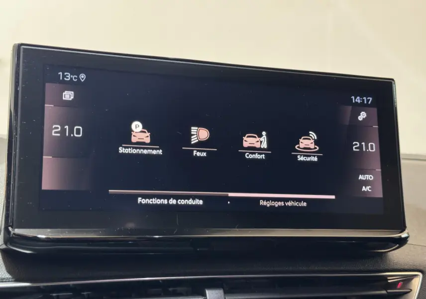 Écran tactile central du Peugeot 3008 GT 2021 affichant les réglages de conduite et la climatisation à 21°C.