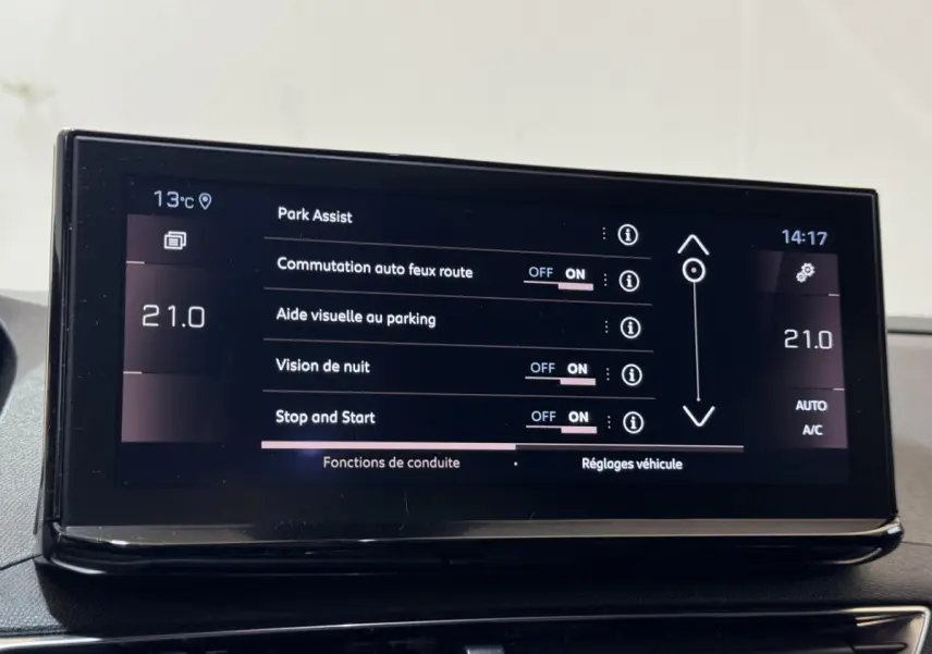 Écran tactile central du Peugeot 3008 gris clair, affichant les réglages d'aide à la conduite et climatisation à 21°C.