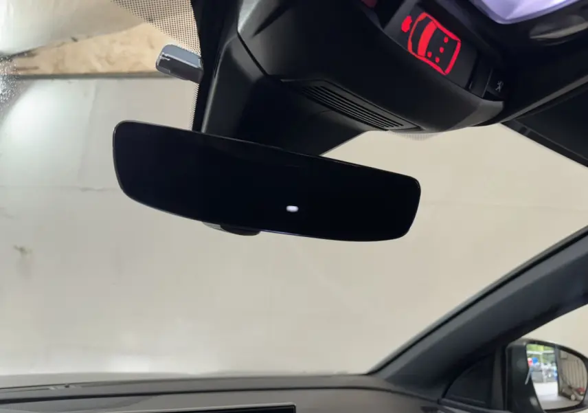 Rétroviseur intérieur et panneau de contrôle avec alerte de porte ouverte dans un Peugeot 3008 gris clair, vue côté conducteur.