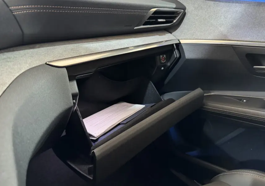 Gant de rangement ouvert côté passager du Peugeot 3008 GT 2021, intérieur noir et gris avec surpiqûres contrastées.