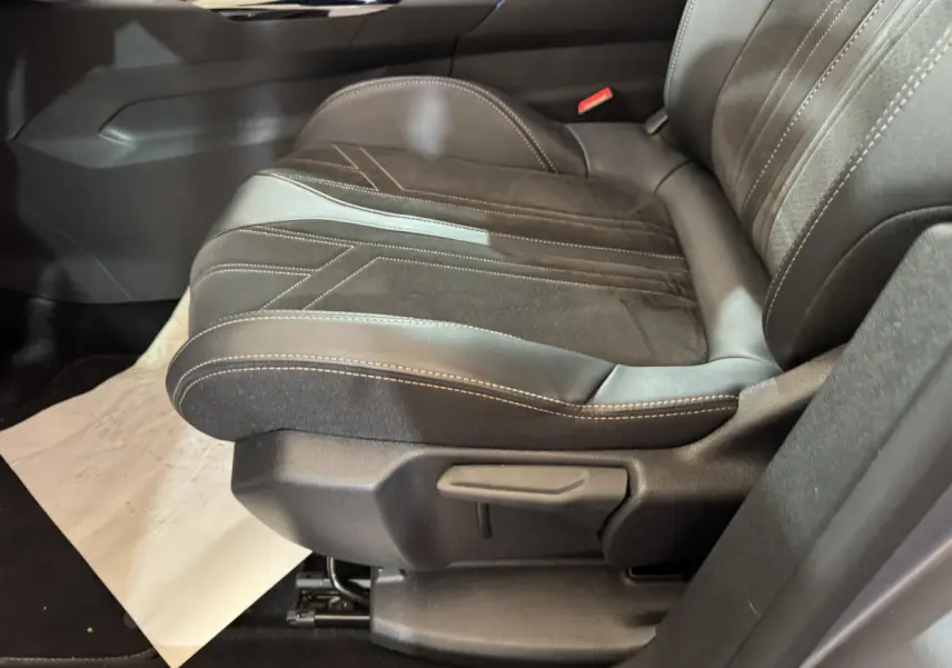 Gros plan sur le siège avant droit en cuir noir et suédine du Peugeot 3008 GT gris clair de 2021.
