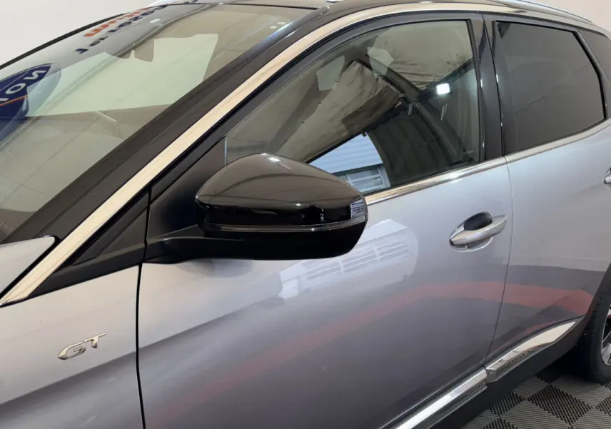 Vue de profil côté gauche sur Peugeot 3008 GT gris clair avec rétroviseur noir brillant et badge GT visible