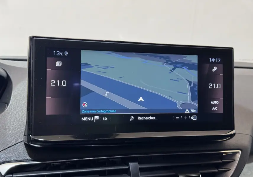 Écran tactile central 10 pouces du Peugeot 3008 GT 2021 affichant une carte de navigation en intérieur.