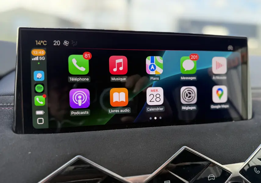 Écran tactile central affichant les applications connectées dans l'habitacle du DS3 hybride gris Artense toit noir.