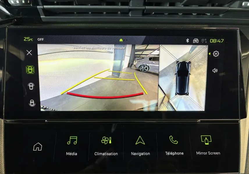 Vue écran intérieur de la caméra de recul avec affichage 360° dans un Peugeot 308 gris Selenium, version GT 2025.