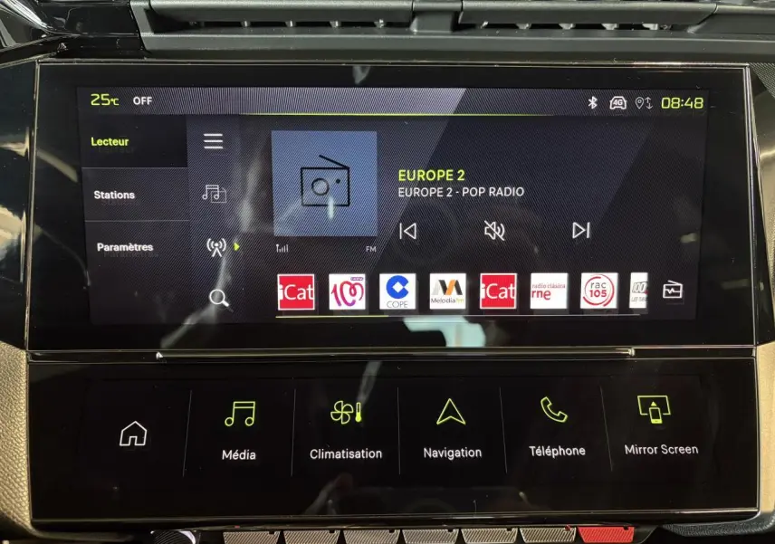 Écran tactile central de la Peugeot 308 GT 2025 montrant l'interface multimédia avec radio Europe 2, vue de face.