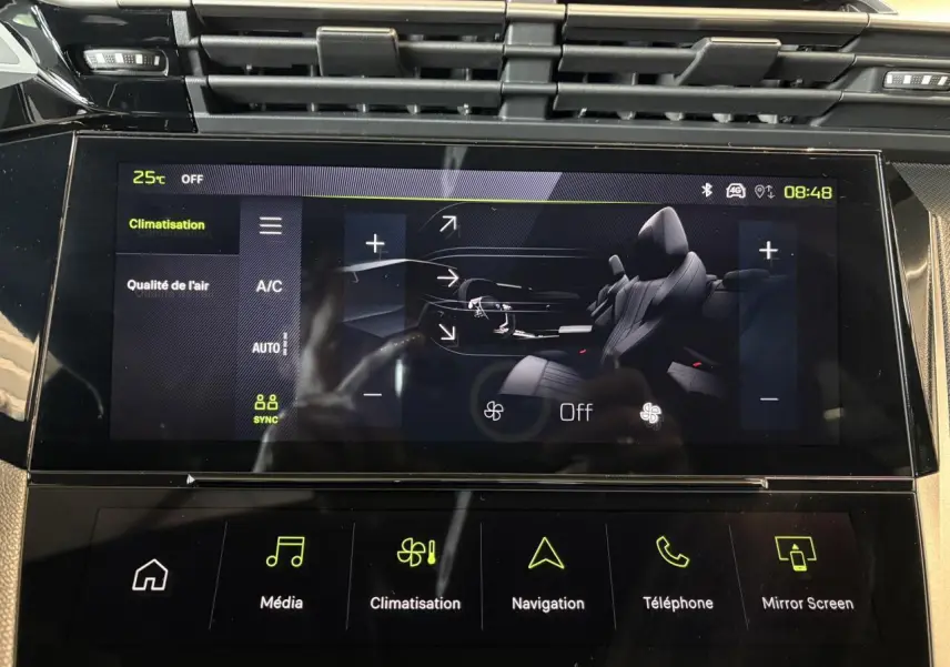 Écran tactile central de la Peugeot 308 GT 2025 montrant le réglage de la climatisation avec interface moderne noire.