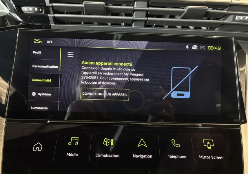 Écran tactile central du tableau de bord de la Peugeot 308 GT 2025, affichant le menu connectivité.