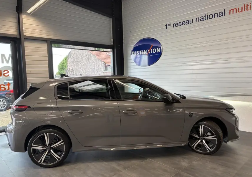 Peugeot 308 GT gris selenium vue de profil côté gauche, avec jantes alliage 18'' Kamakura diamantées.