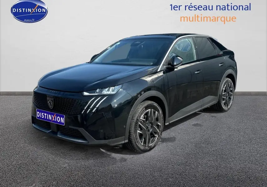 Peugeot 3008 noir perla nera vue 3/4 avant droit, jantes alu et phares LED distinctifs visibles.