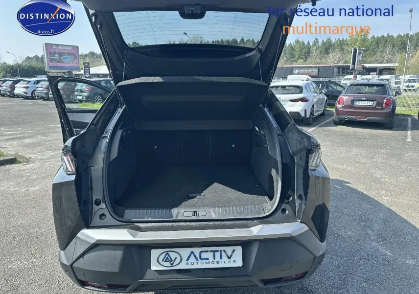 Vue arrière d'un Peugeot 3008 noir perla nera avec coffre ouvert, montrant l'espace de chargement vide en extérieur.