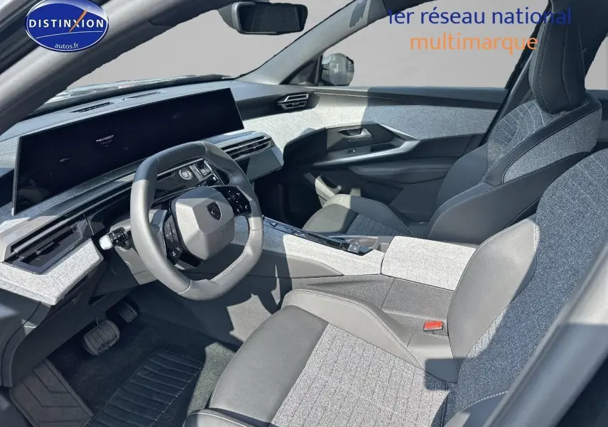 Intérieur avant droit du Peugeot 3008 2025 noir perla nera, avec tableau de bord numérique et sièges bi-matière gris et noir.