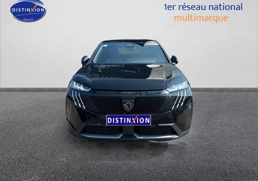 Vue de face du Peugeot 3008 noir perla nera avec calandre distinctive et feux LED en forme de griffes.