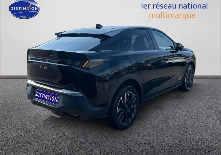 Peugeot 3008 noir perla nera vue 3/4 arrière droit, avec jantes alu et feux arrière LED distinctifs.