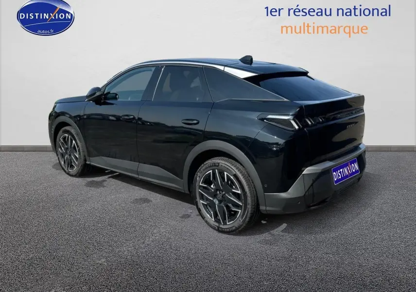 Peugeot 3008 noir perla nera vue 3/4 arrière côté gauche, jantes alu et feux arrière LED distinctifs.