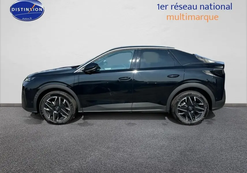 Profil droit du Peugeot 3008 noir perla nera 2025 avec jantes alliage et vitres surteintées.