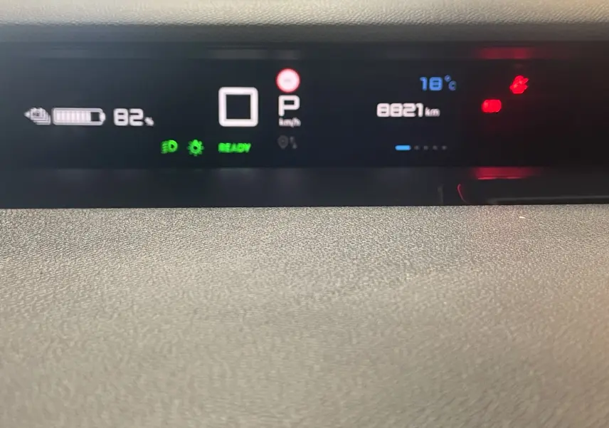 Tableau de bord numérique de la Citroën E-C3 113 MAX noir, affichant batterie à 82% et température à 18°C.