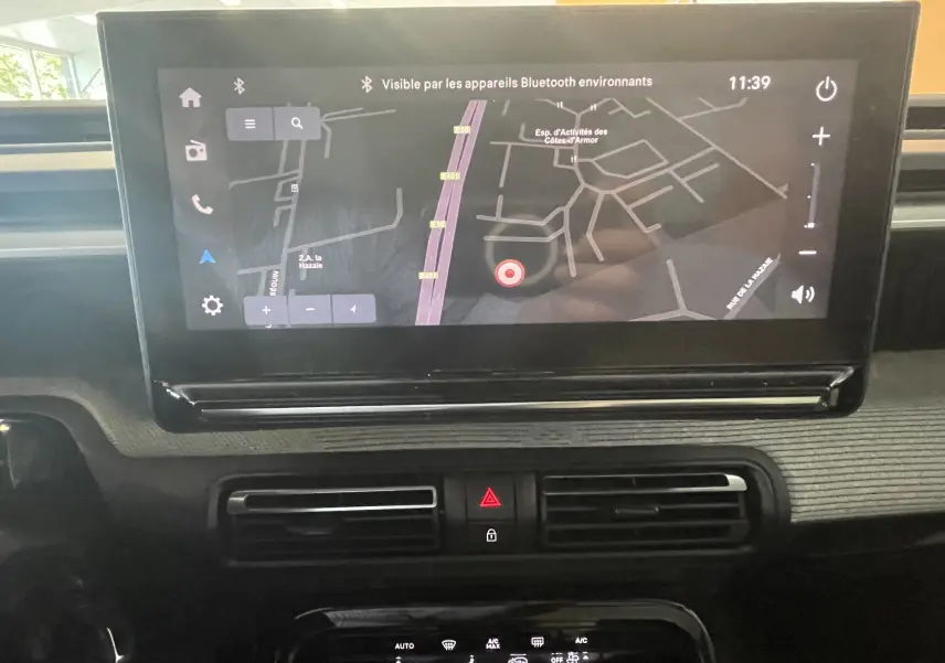 Écran tactile 10 pouces affichant la navigation dans l’habitacle noir du Citroën E-C3 113 MAX 2025.