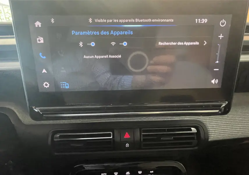 Vue rapprochée de l’écran tactile 10 pouces du tableau de bord de la Citroën E-C3 113 MAX noir, affichant les paramètres Bluetooth.