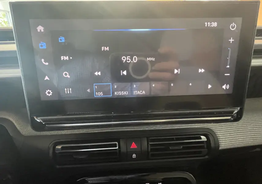 Écran tactile 10 pouces du tableau de bord de la Citroën E-C3 113 MAX 2025, intérieur noir, affichage radio FM.