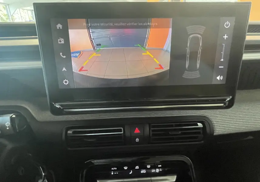 Écran tactile 10 pouces montrant la caméra de recul dans l’habitacle d’une Citroën C3 E-C3 113 MAX noire 2025.