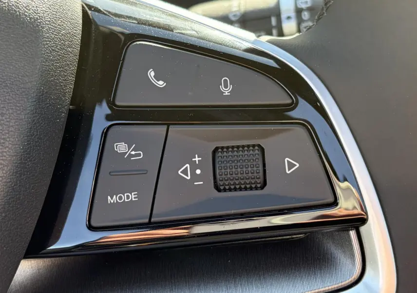 Gros plan sur les commandes multifonctions noires du volant du BYD SEAL U 2025 avec finition brillante.