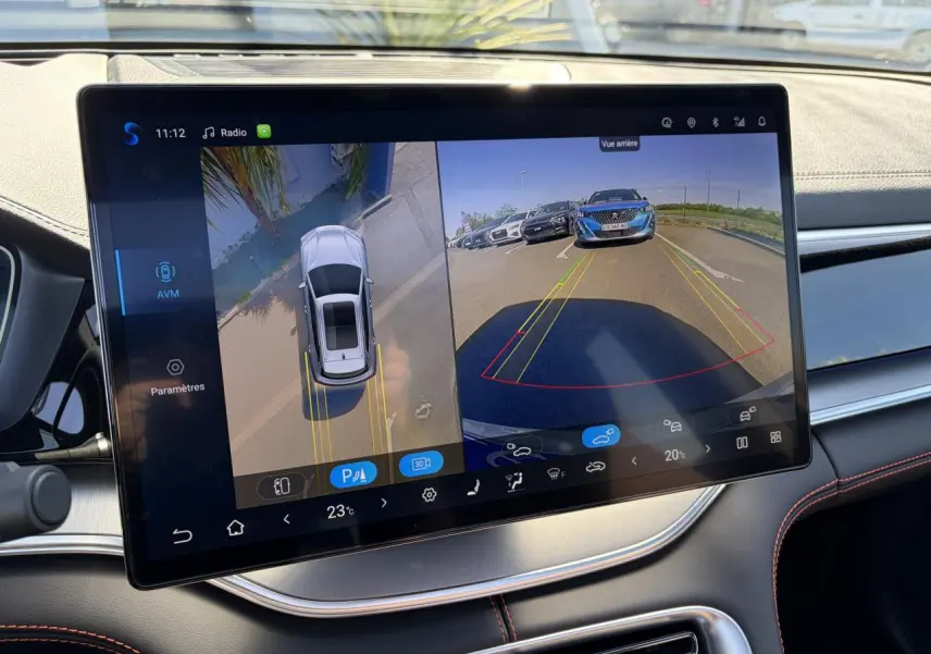 Écran tactile intérieur du BYD SEAL U 2025 montrant la caméra de recul et la vue 360° en mode parking.