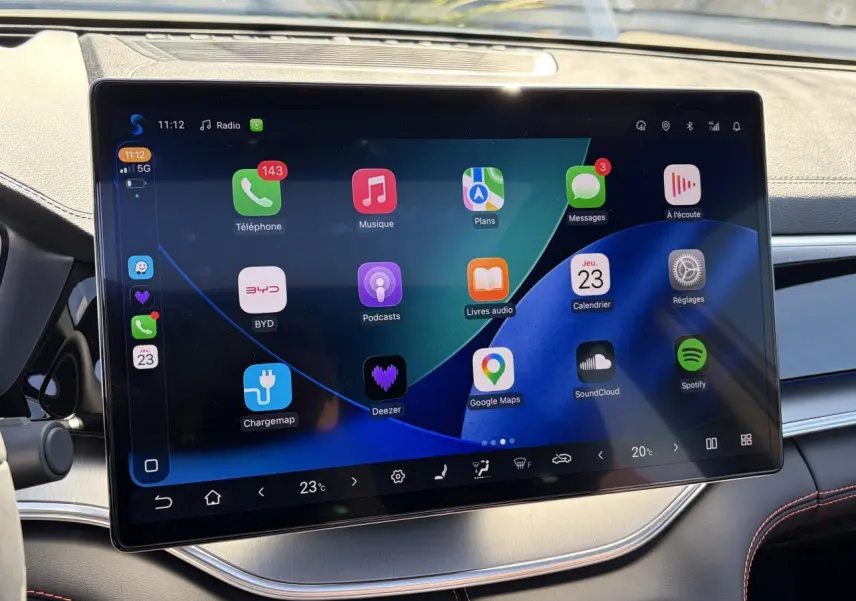 Écran tactile 15,6" du tableau de bord du BYD SEAL U 2025, affichant interface multimédia colorée.