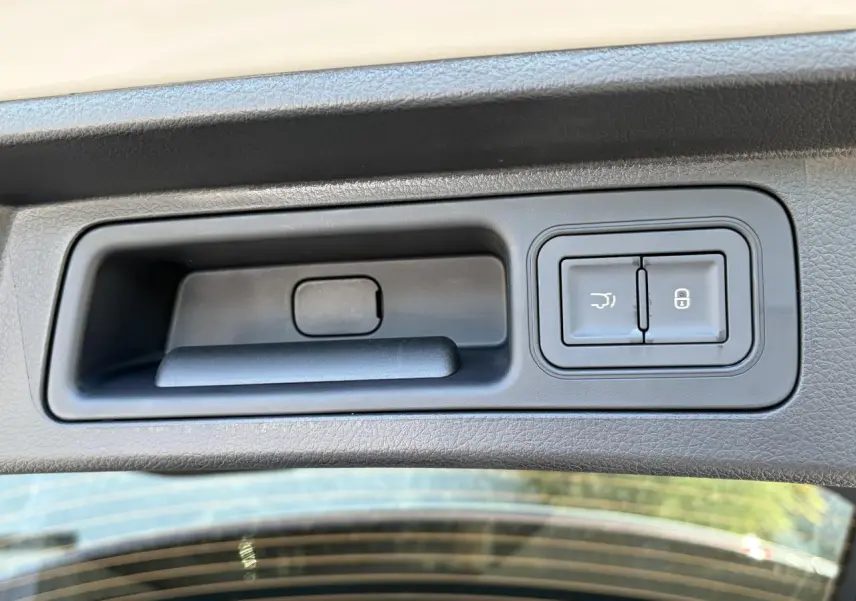 Poignée intérieure de hayon électrique avec boutons de fermeture et ouverture sur BYD SEAL U beige Boundless Cloud.