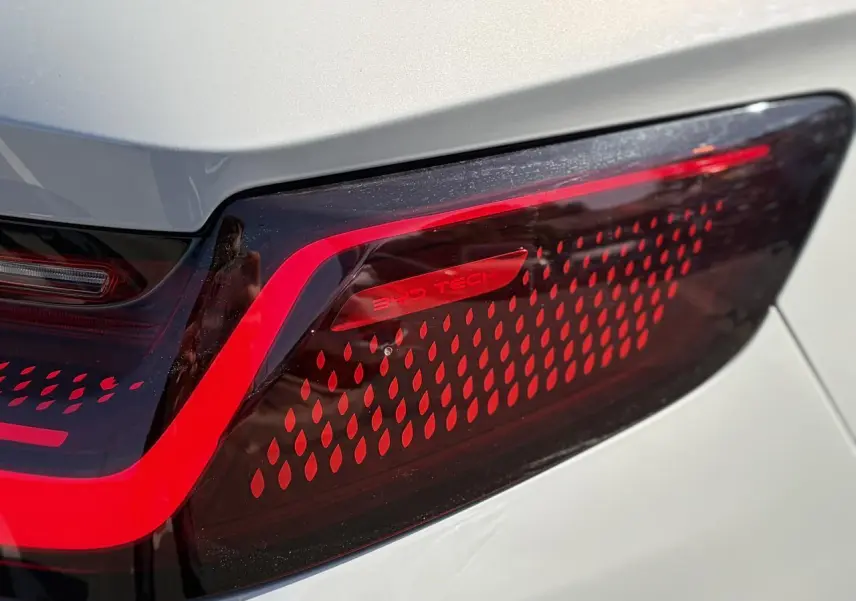 Gros plan sur le feu arrière droit rouge du BYD SEAL U 2025 en peinture métallisée Boundless Cloud beige.