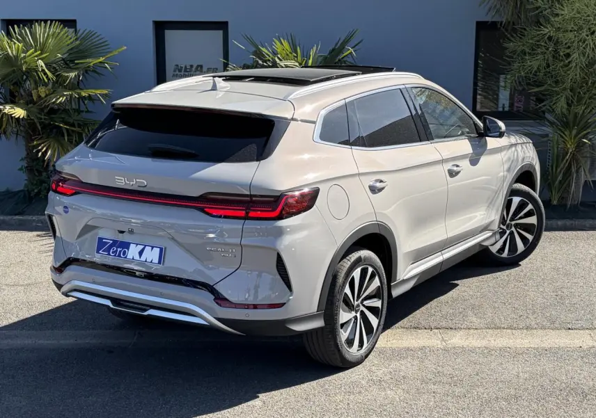 Vue 3/4 arrière droite du BYD SEAL U beige Boundless Cloud avec toit ouvrant panoramique et jantes bicolores 19 pouces.