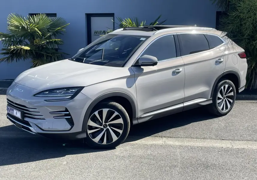 SUV BYD SEAL U 2025 couleur beige Boundless Cloud, vue 3/4 avant droit avec jantes bicolores et toit panoramique.