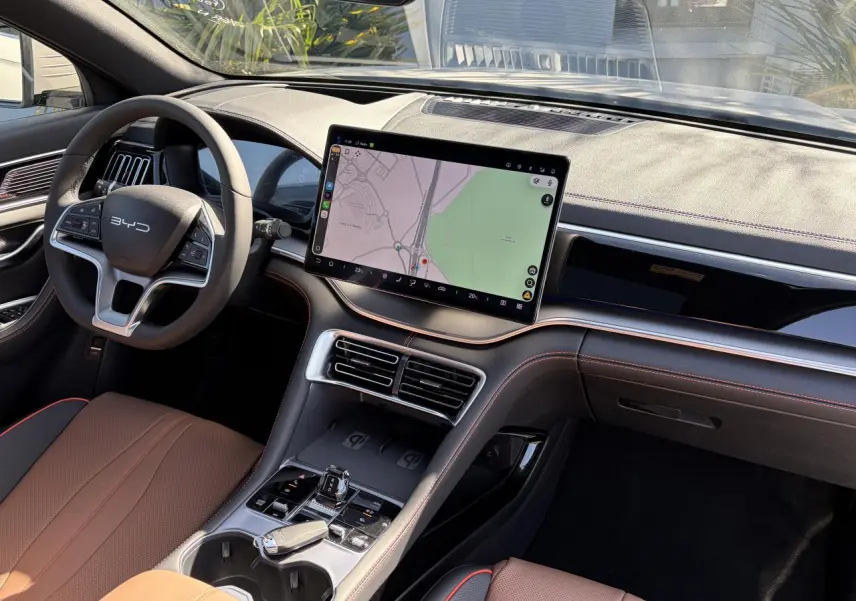 Vue intérieure côté conducteur du BYD SEAL U 2025 avec tableau de bord noir et brun et écran tactile central 15,6 pouces.
