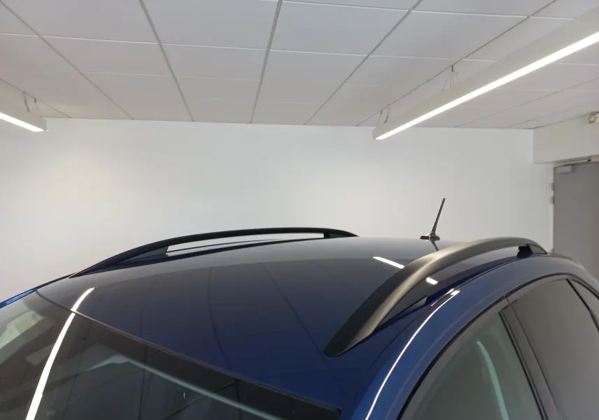 Toit bleu récif de Volkswagen Taigo 2025 vu en léger angle avec barres de toit noires et antenne.