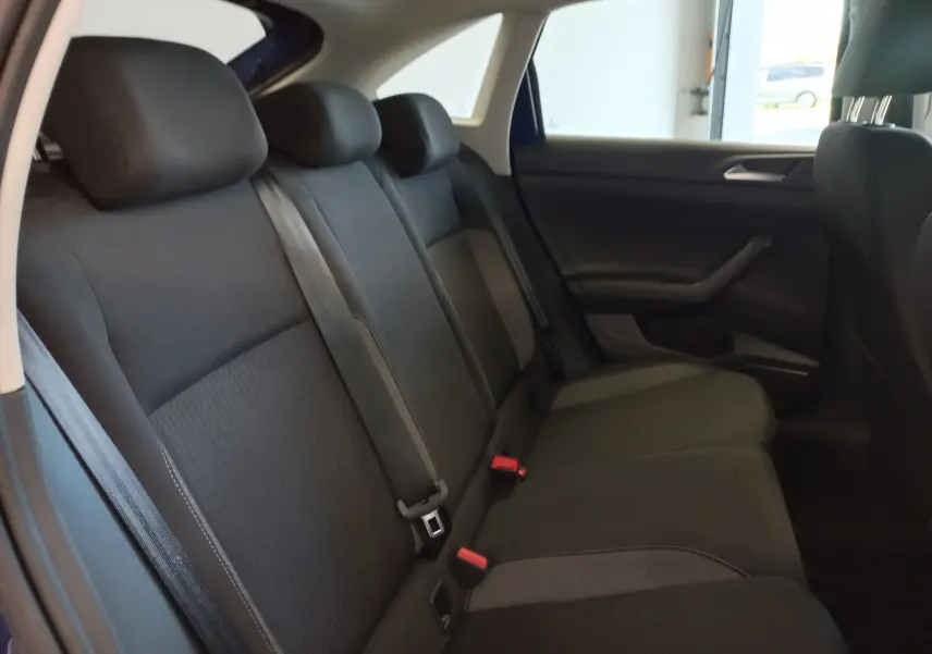 Vue intérieure des sièges arrière noirs du Volkswagen Taigo 2025, côté droit, avec ceintures de sécurité visibles.
