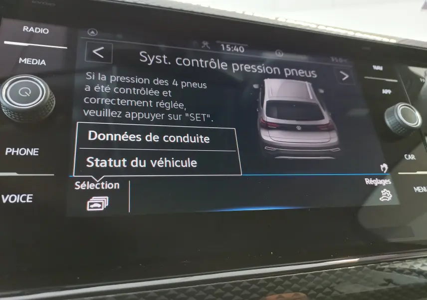 Écran tactile intérieur du Volkswagen Taigo 2025 montrant le système de contrôle de pression des pneus.