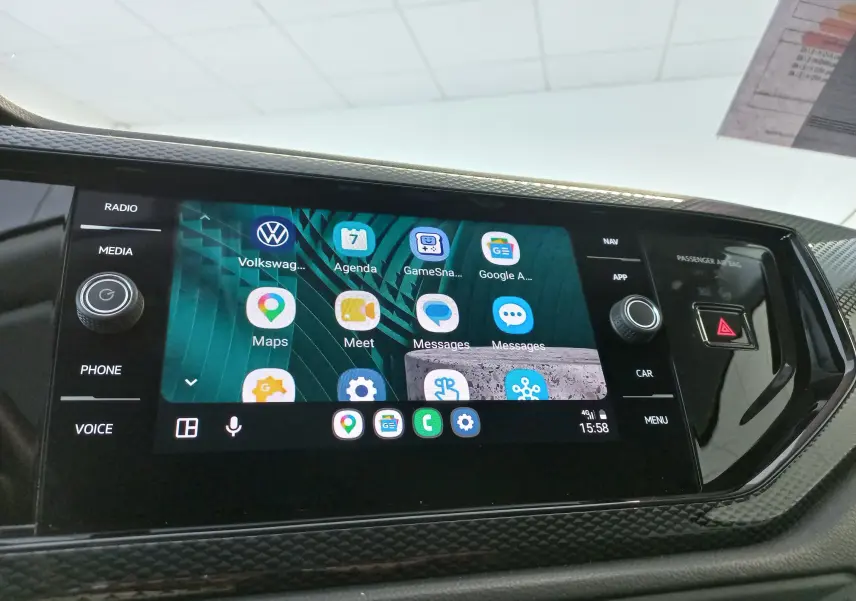 Écran tactile central du tableau de bord du Volkswagen Taigo 2025 avec interface multimédia et commandes autour.