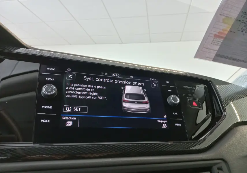 Écran tactile du système de contrôle pression pneus dans l’habitacle d’un Volkswagen Taigo 2025.