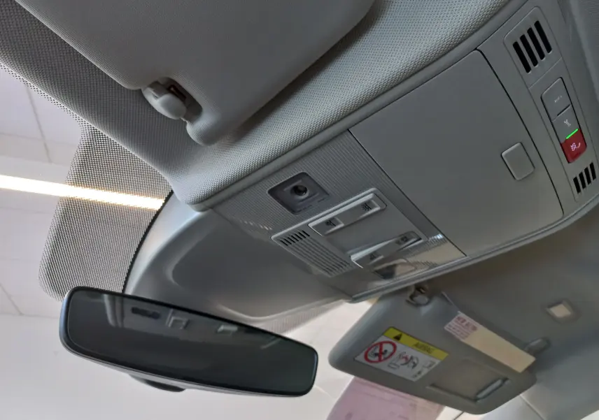 Vue intérieure du plafond et rétroviseur d’un Volkswagen Taigo 2025, avec pare-soleil et commandes lumineuses grises.