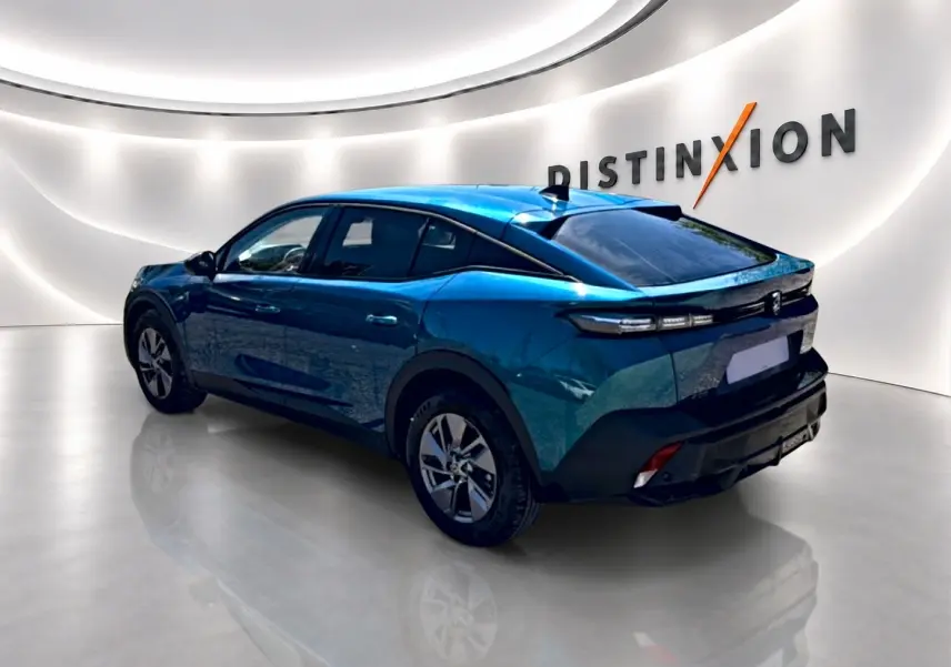 PEUGEOT 408 bleu en 3/4 arrière droit dans un showroom lumineux avec vitres arrière surteintées.