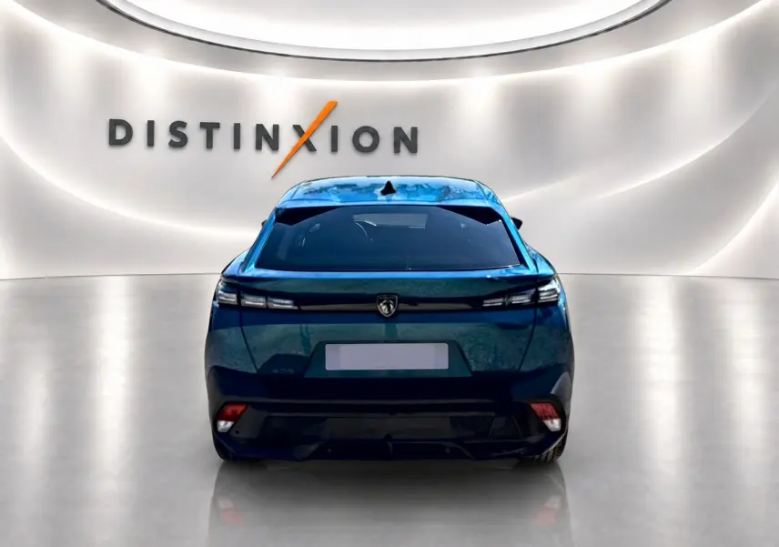 Vue arrière d'une Peugeot 408 Hybrid 145 allure e-dcs6 bleu, avec feux LED et logo distinctif au centre.