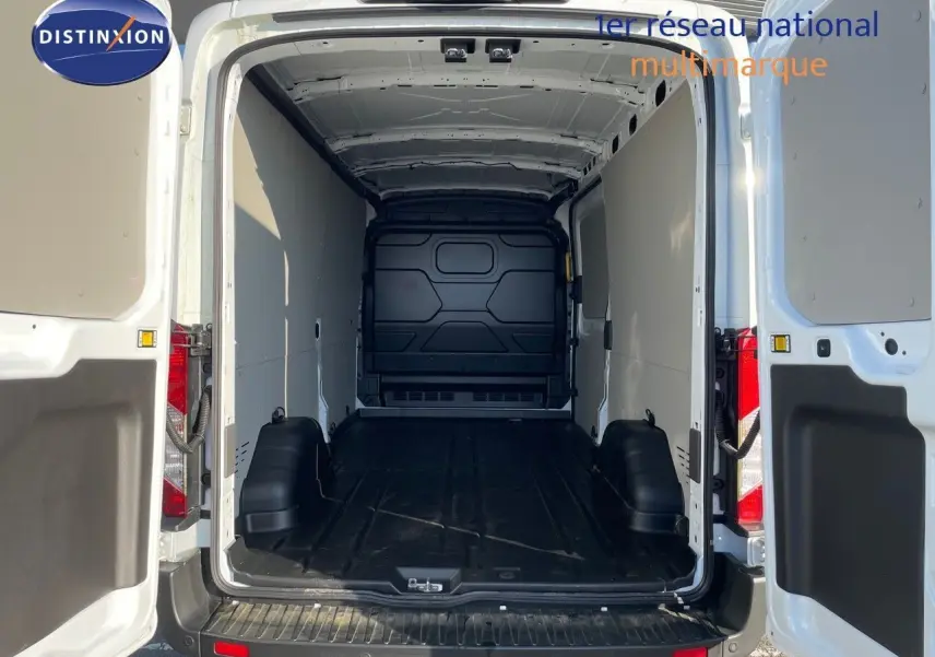 Vue arrière ouverte du Ford Transit Fourgon blanc 2023 montrant l'espace de chargement vide et les portes battantes ouvertes.