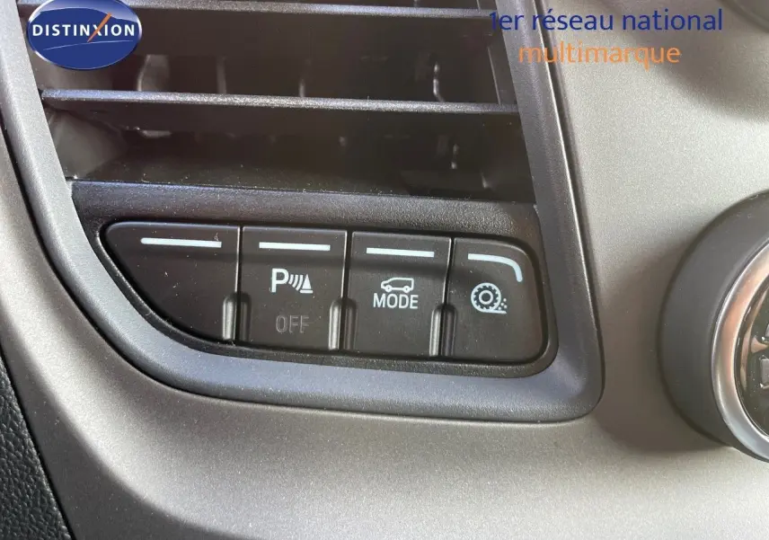 Gros plan sur les boutons de commande du tableau de bord du Ford Transit Fourgon blanc, version 2023.