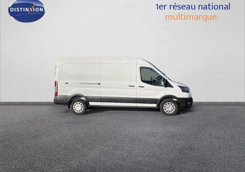 Vue de profil côté gauche d'un fourgon Ford Transit blanc 350 L3H2 2023 avec bande noire inférieure et jantes acier.