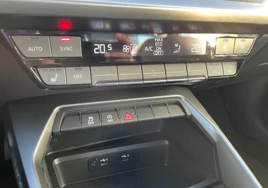 Panneau de commande de climatisation et boutons multifonctions au centre de l'habitacle de l'Audi A3 2022 finition Confort.