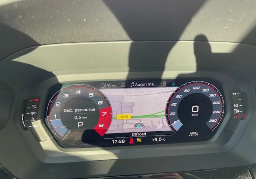 Combiné d'instruments digital de l'Audi A3 2022 affichant la navigation et la vitesse à 0 km/h.