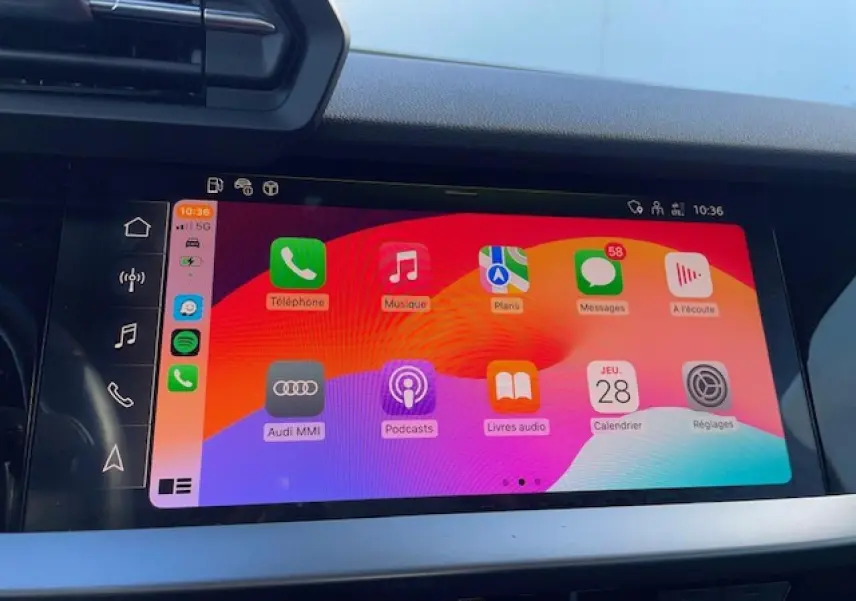 Écran tactile central de l'Audi A3 2022 affichant l'interface Apple CarPlay colorée en mode paysage.