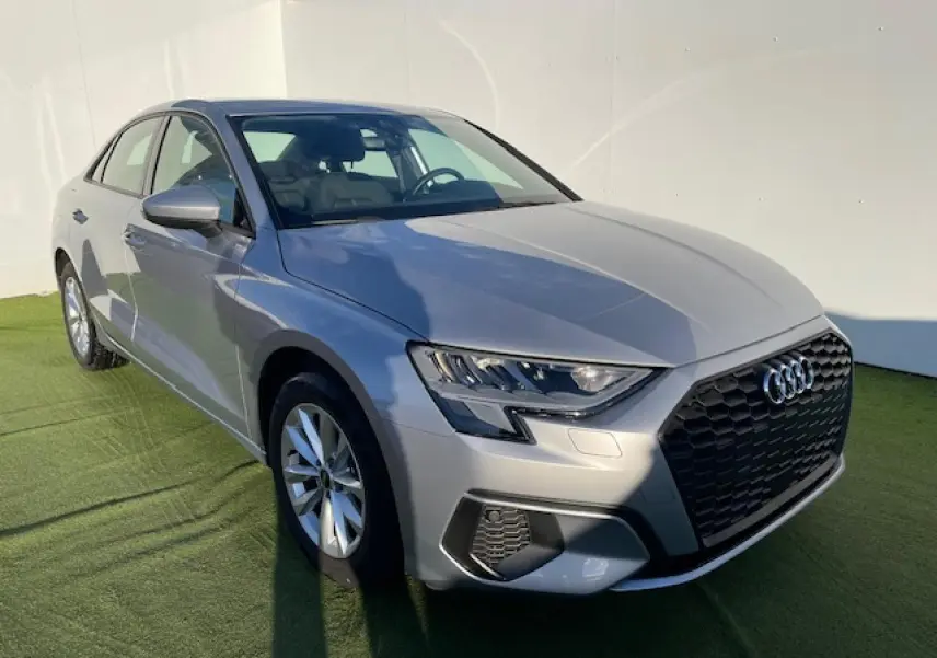 Audi A3 IV Berline argent métallisé vue 3/4 avant droit, avec calandre noire et phares LED distinctifs.