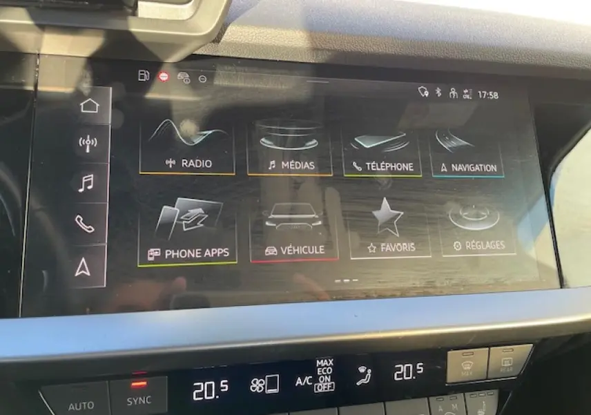 Écran tactile central de l'Audi A3 IV Berline 30 TFSI MHEV 2022 avec interface MMI navigation plus.